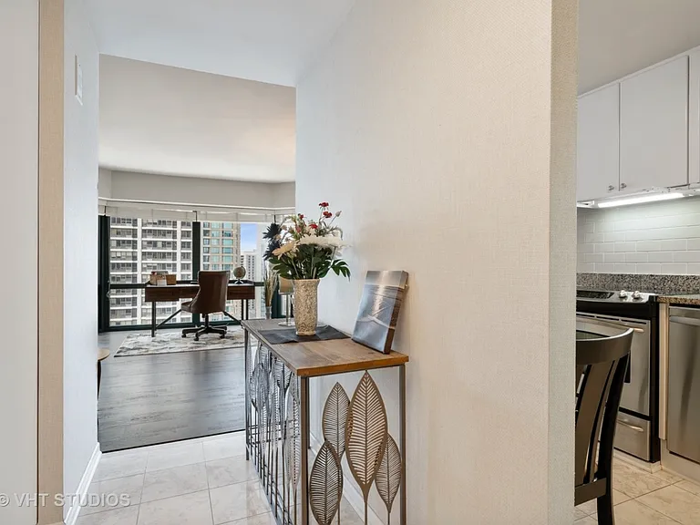100 E Huron St #1701 — Photo 3