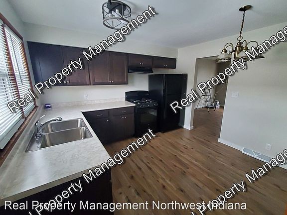 3rd image of 1006 Elizabeth Dr E