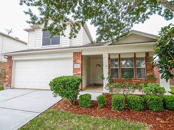 Welcome home to this IMMACULATE 4 bedroom, 2.5 bath Pulte home in the Waterview Estates community!