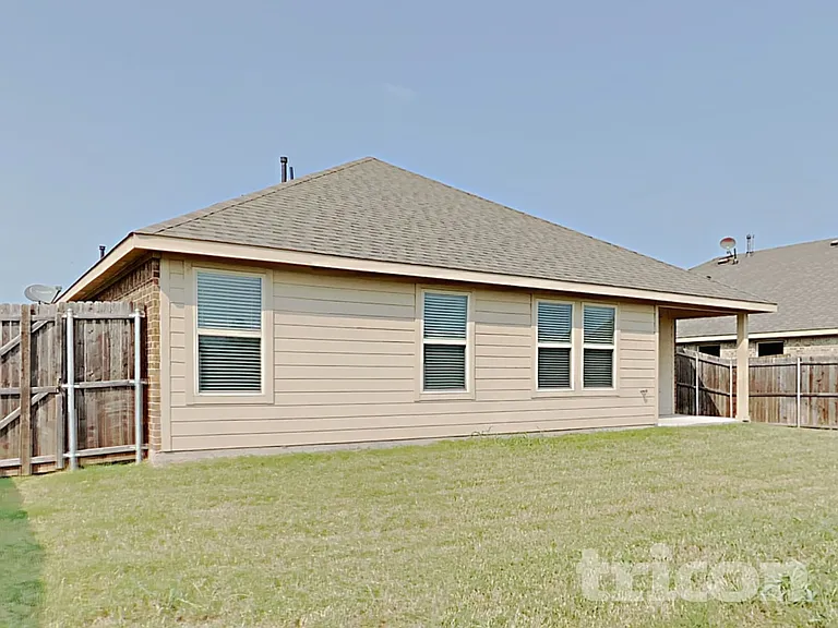 221 Thoroughbred St — Photo 16