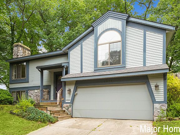 3rd image of 1312 Gladstone Dr SE