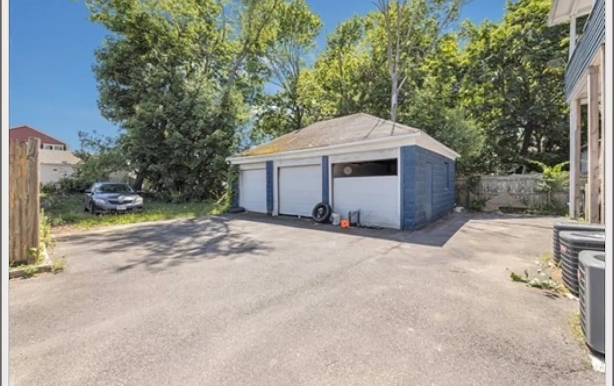 3 bed, 2.0 bath, 1349 sqft, $3,850 — Photo 3