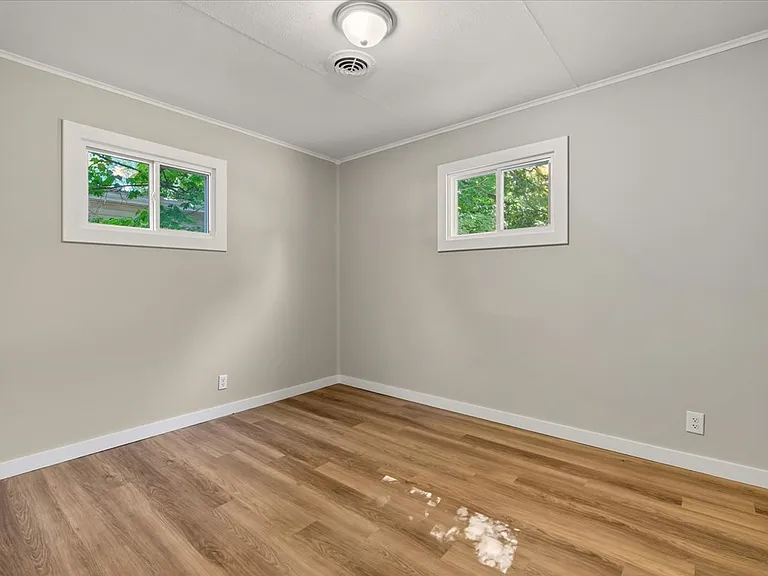 710 E Chestnut St — Photo 10