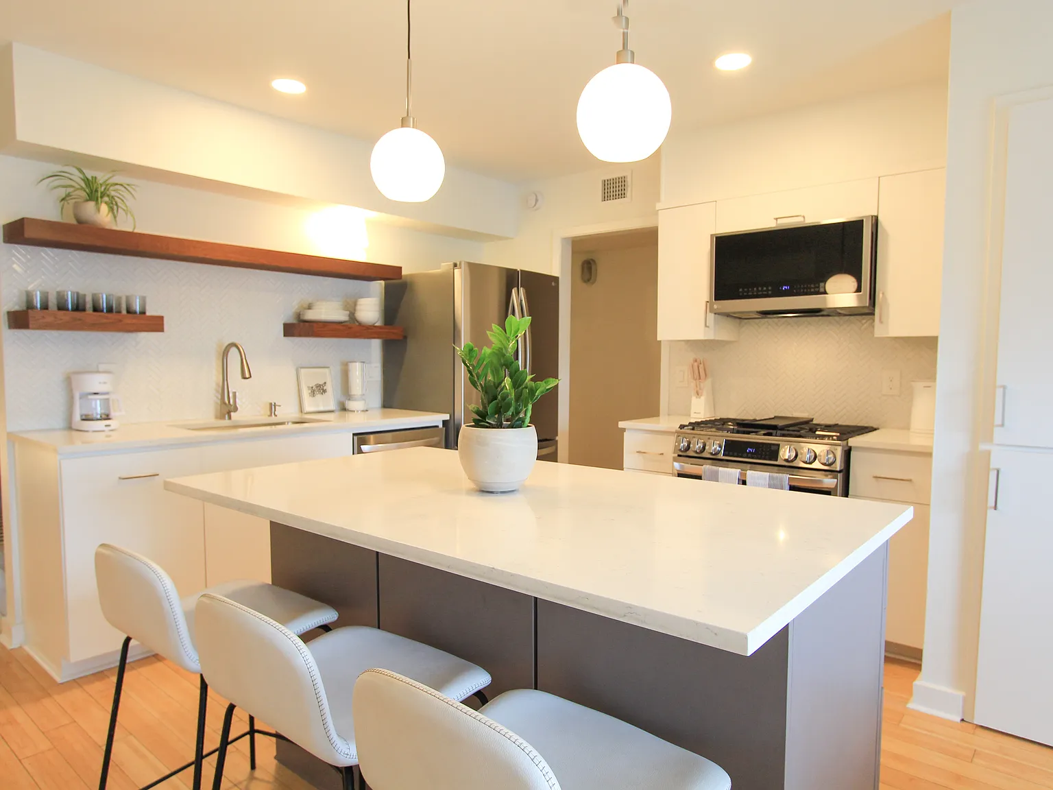 2303 Eastside Dr — Photo 3