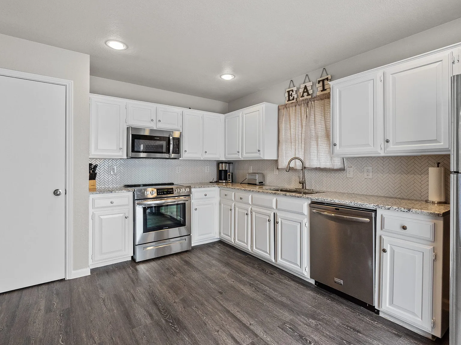 3 bed, 2.5 bath, 1656 sqft, $4,300 — Photo 3