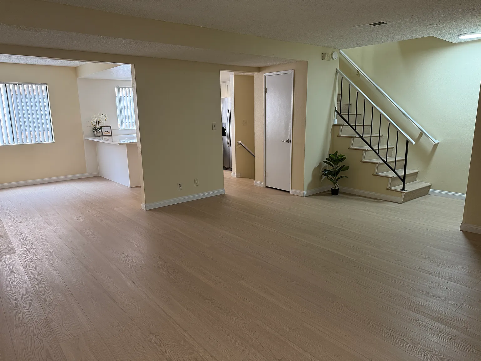 3 bed, 2.5 bath, 1673 sqft, $3,700 — Photo 3