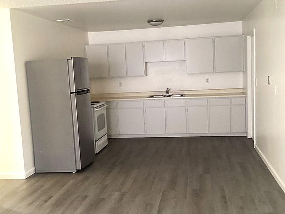 3rd image of 1225 Newlands Dr W