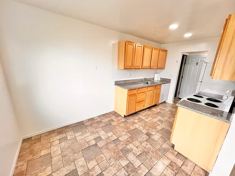631 Sylvan St #1 — Photo 4