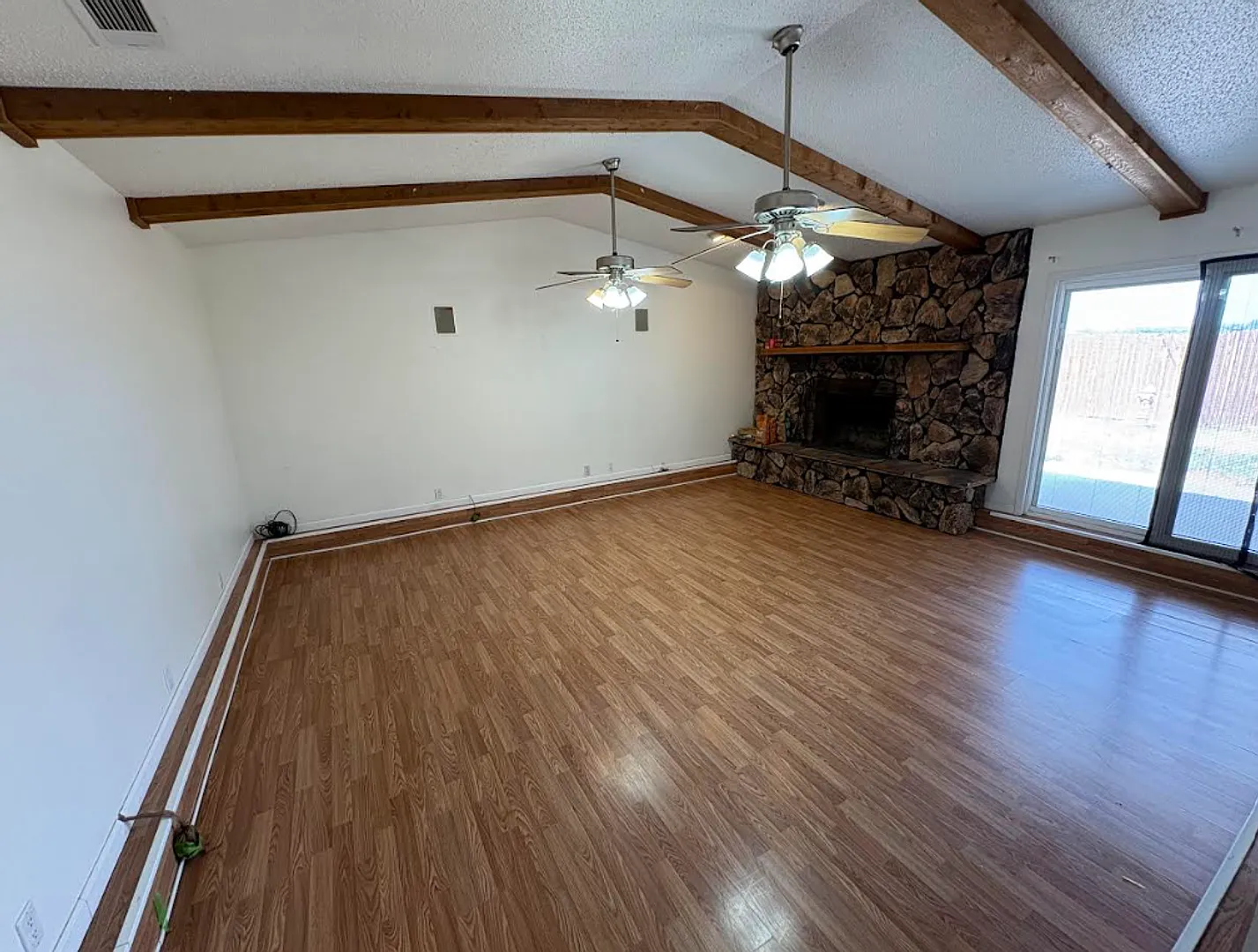 Two bedroom Home! 1 dog and 2 Cats Allowed! — Photo 3