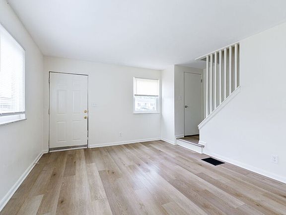4th image of 586 Georgian Dr #1