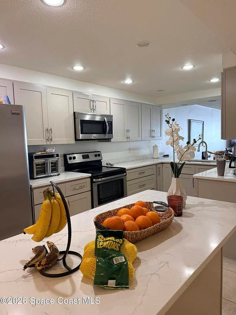 3 bed, $4,300 — Photo 2