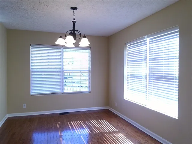 3 bed, 2.5 bath, 1940 sqft, $2,385 — Photo 4