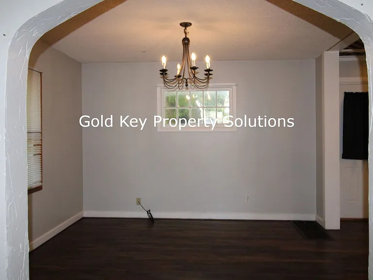 604 N Alameda Ave — Photo 4