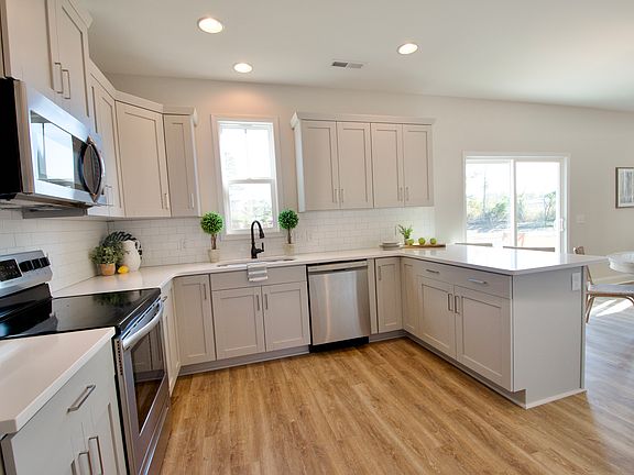 Photos represent a previous build. Selections and finishes may vary.