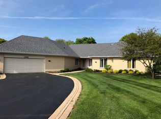 1 Quail Hollow Ct, Hawthorn Woods, IL 60047