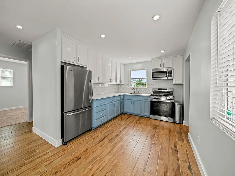 6364 Osler St — Photo 15
