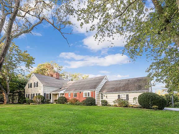 8 Carriage House Lane
