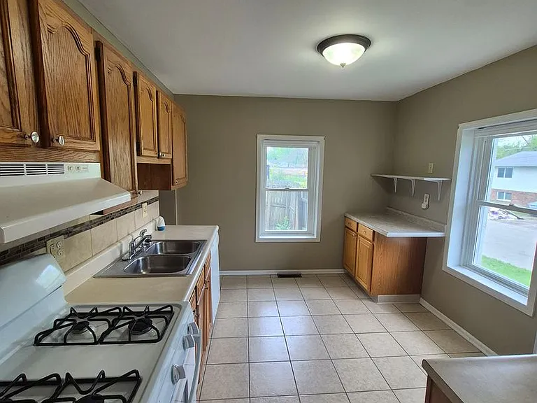 1001 S Hinshaw Ave — Photo 3