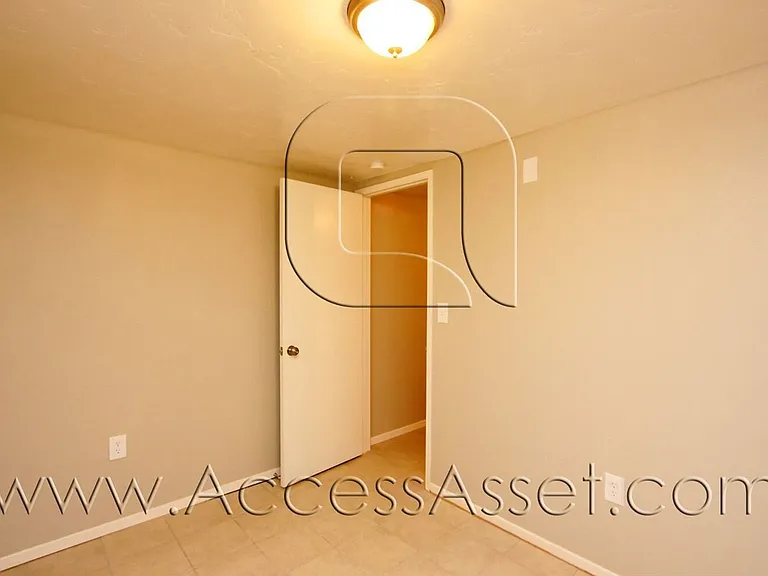 N Chestnut 242 — Photo 8