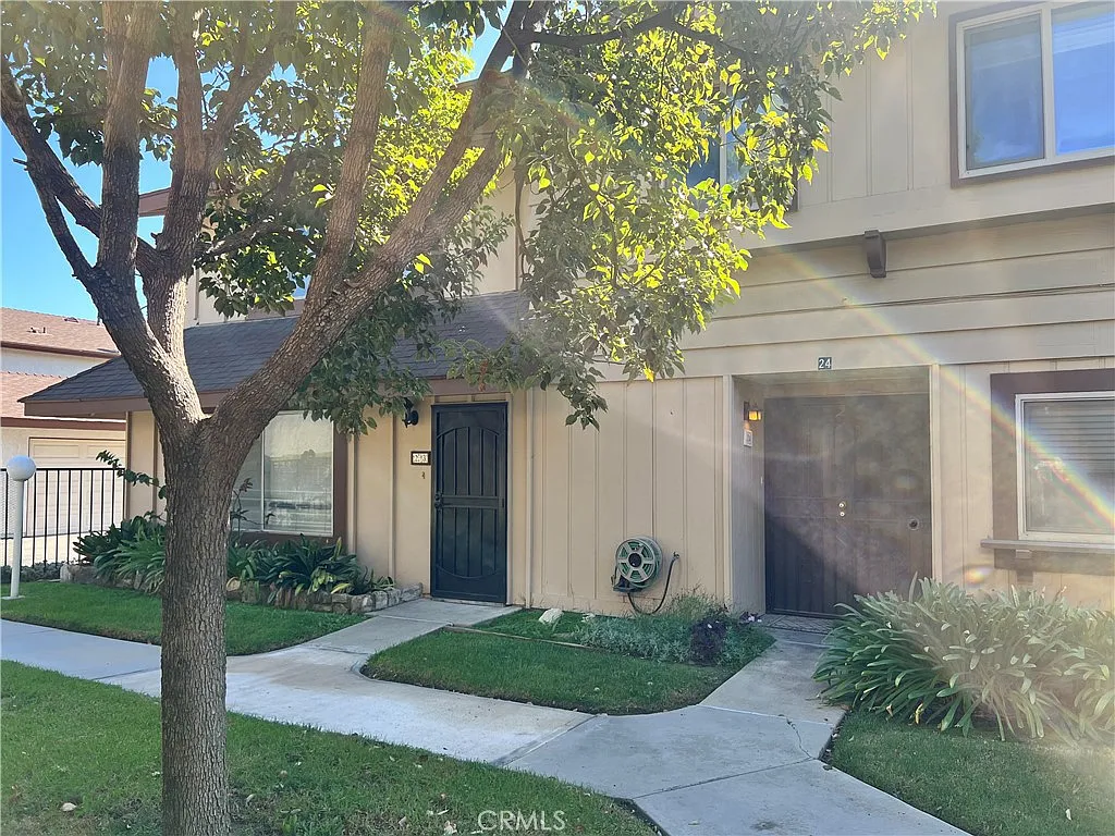 3 bed, 2.5 bath, 1569 sqft, $3,700 — Photo 2