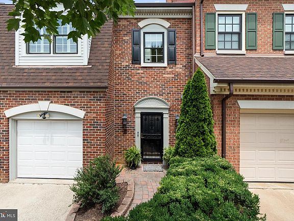 3rd image of 6312 Chaucer View Cir