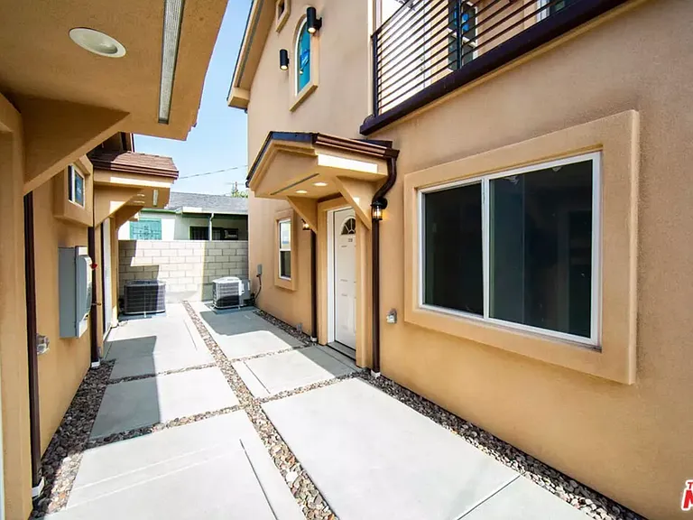 2210 S Harcourt Ave — Photo 2
