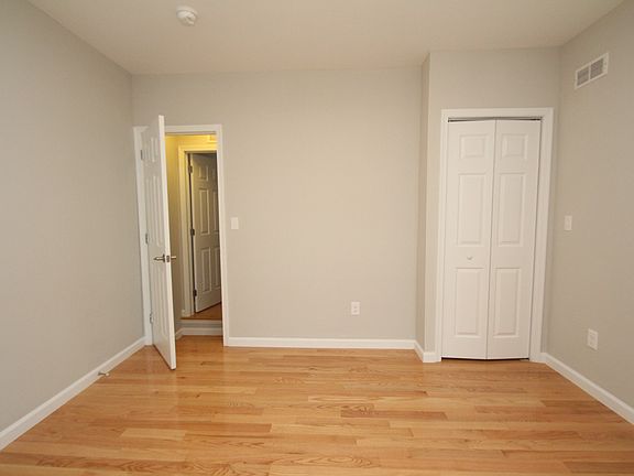 5th image of 1136 E Oxford St