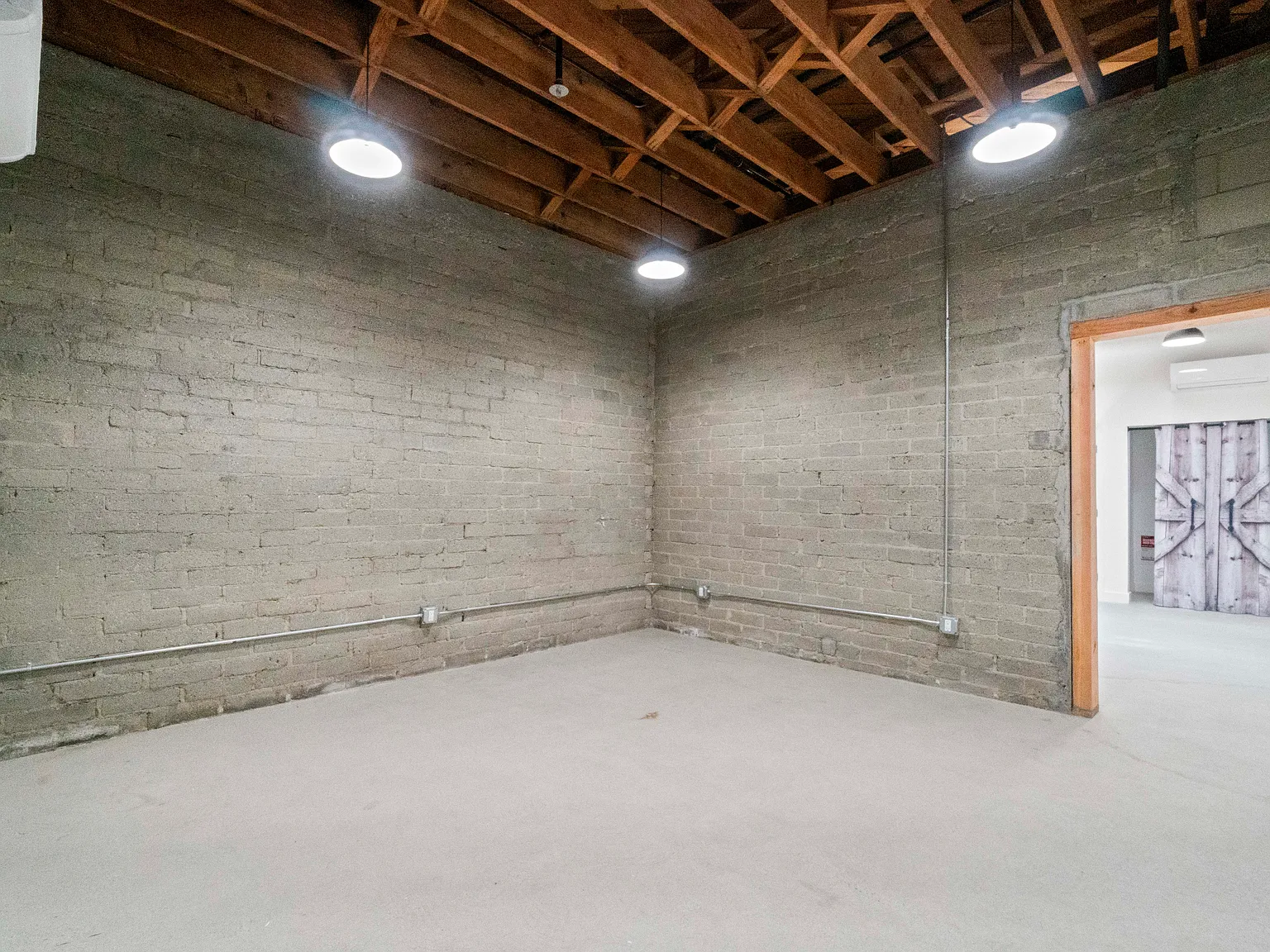 Studio, 839 sqft, $1,999 — Photo 2