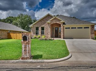58 Briarwood Ln, Bellville, TX 77418