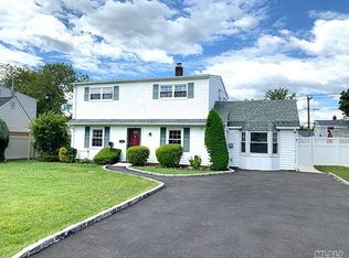 16 Pine Tree Ln, Levittown, NY 11756