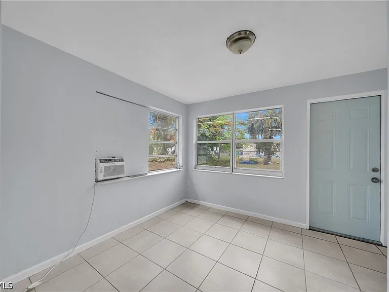 1527 Gardenia Ave — Photo 27