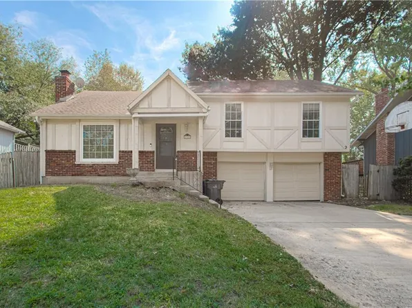 1925 E Sleepy Hollow Dr, Olathe, KS 66062