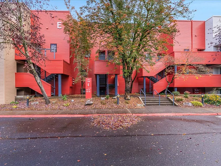 730 NW Naito Pkwy #E22 — Photo 23
