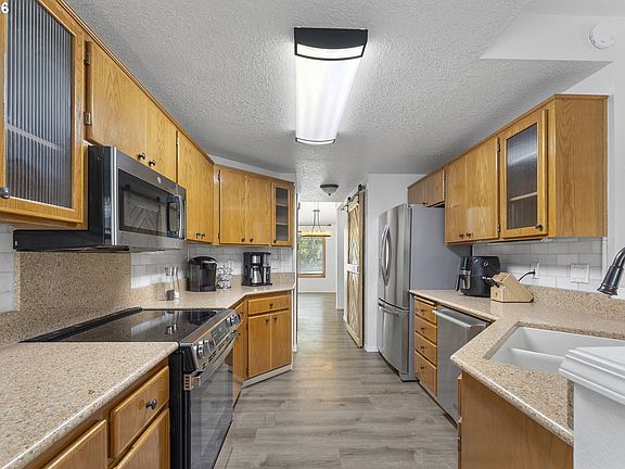 5th image of 16552 SW Henderson Ct