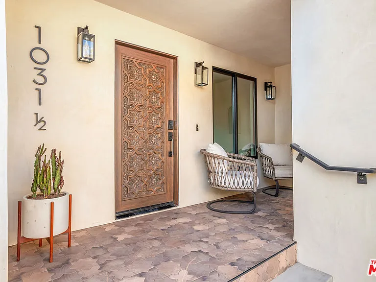 1031 1/2 N Havenhurst Dr — Photo 9