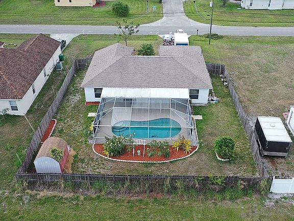 3rd image of 320 SW Lacroix Ave