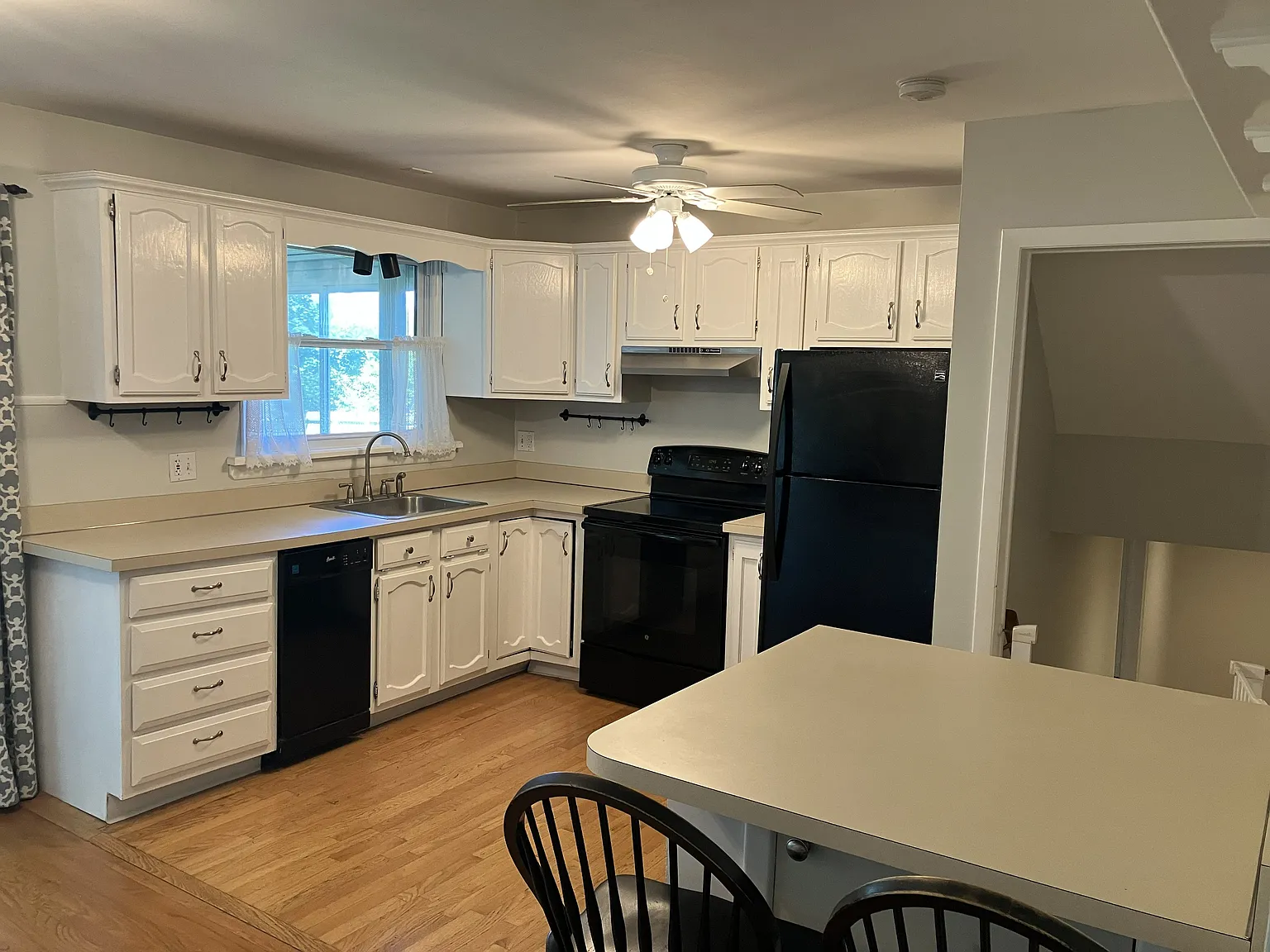 3 bed, 1.5 bath, 1561 sqft, $3,000 — Photo 4