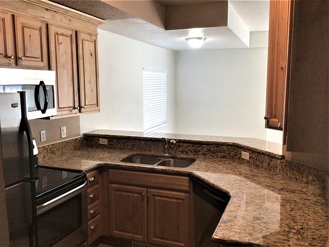 4 bed, 3.5 bath, 2100 sqft, $2,730 — Photo 2