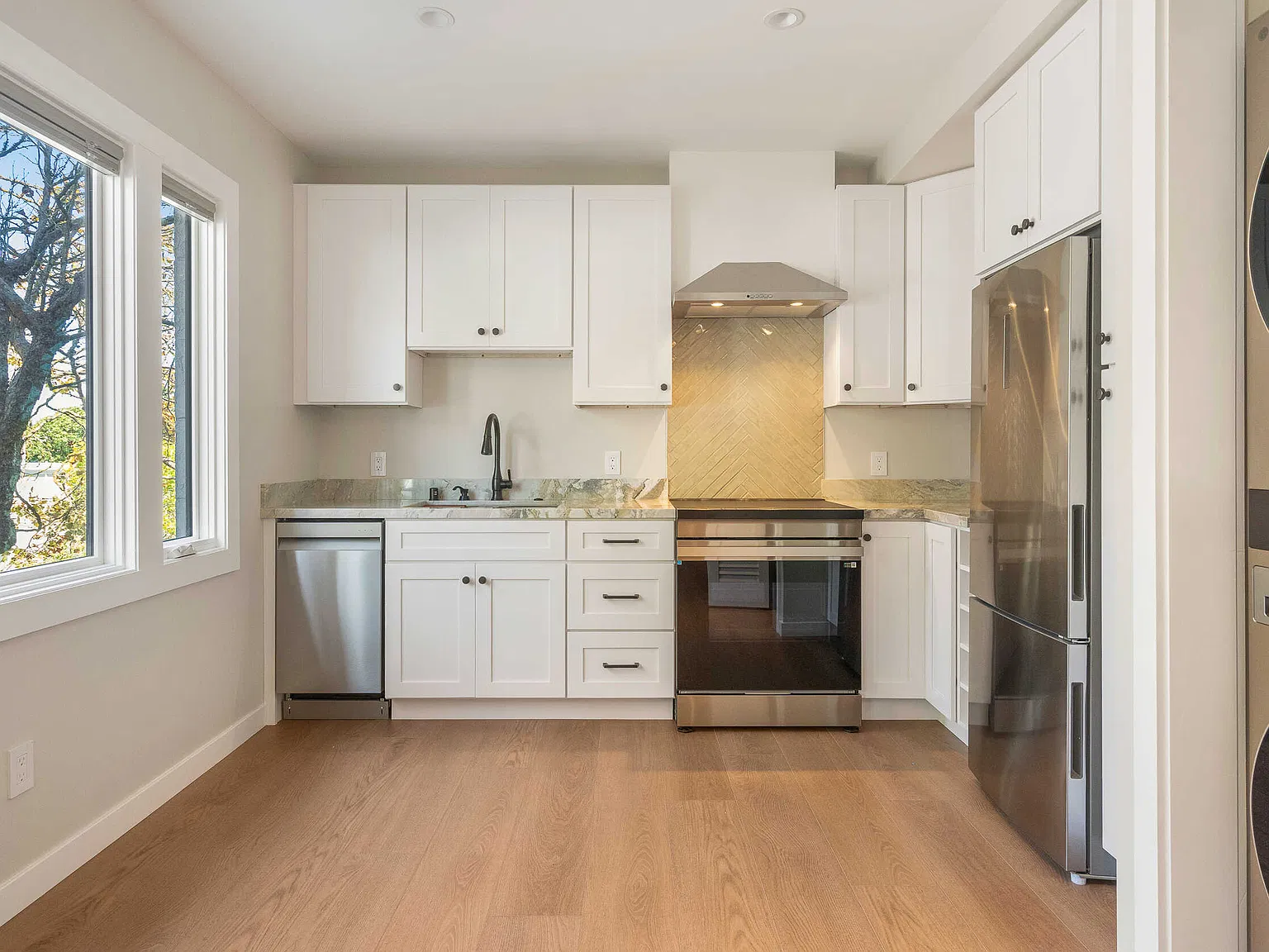 2 bed, 2.0 bath, $8,100 — Photo 2
