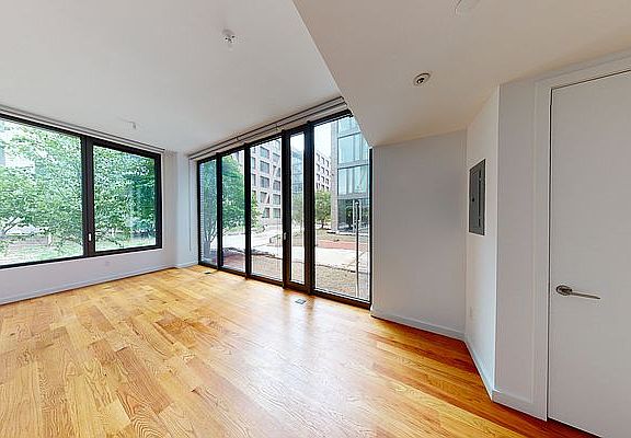 3rd image of 123 Melrose St APT 101