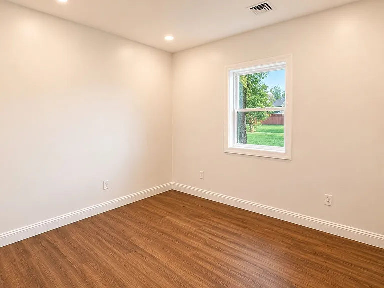 111 N Baltimore St — Photo 10