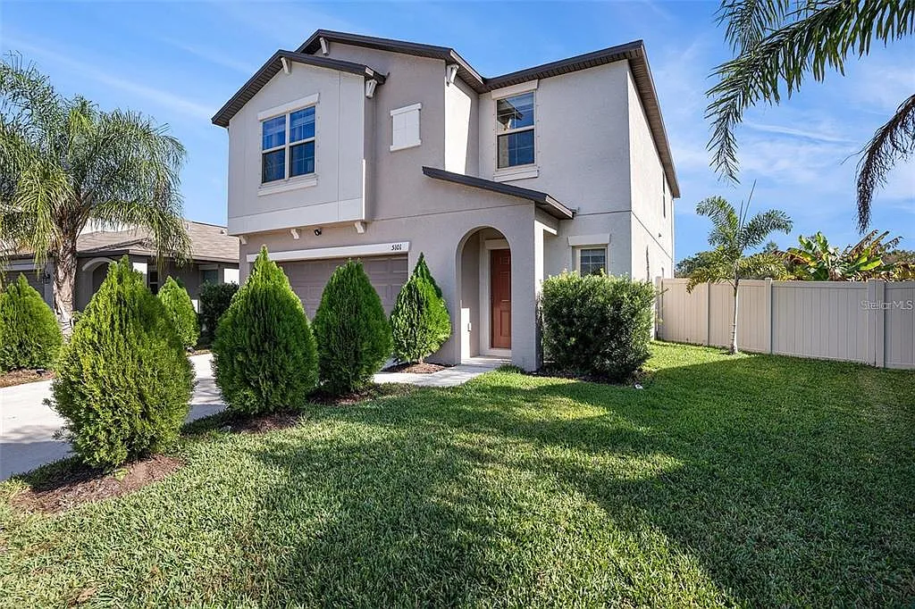 5 bed, 2.5 bath, 2264 sqft, $3,300 — Photo 2