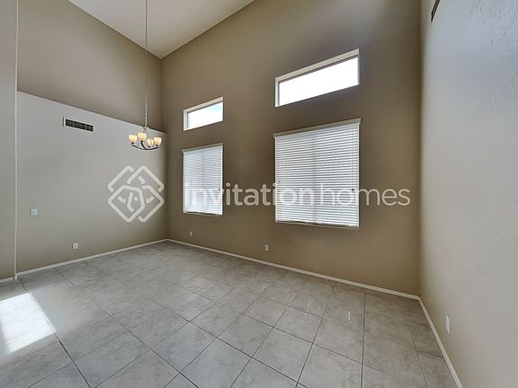 5th image of 592 W Hereford Dr