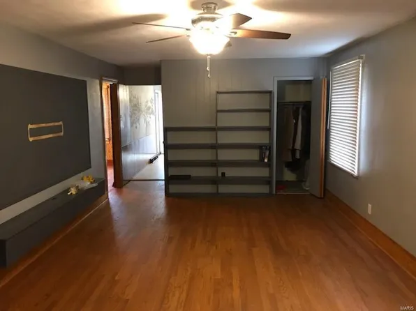 5662 W Milspring Cir, Godfrey, IL 62035