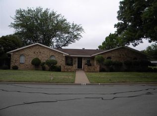 910 Kiowa Dr, Burkburnett, TX 76354
