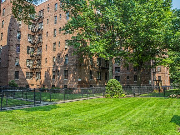 River-Hill-Gardens-exterior