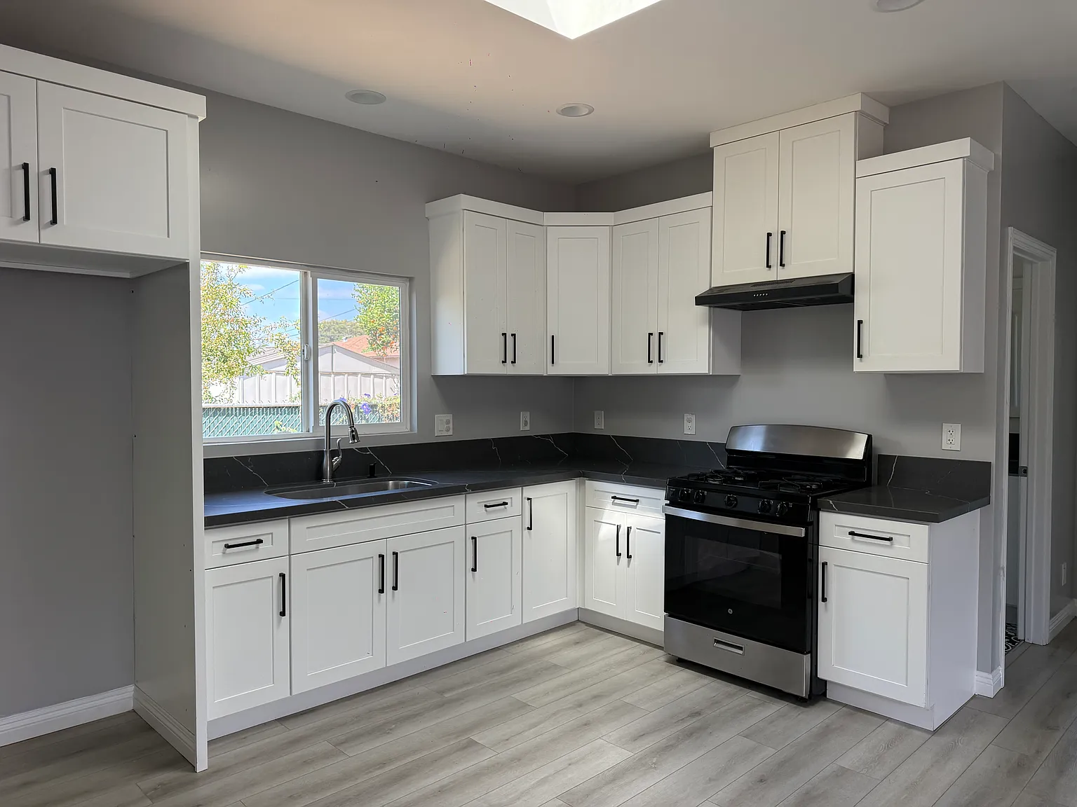 3 bed, 1000 sqft, $3,200 — Photo 4