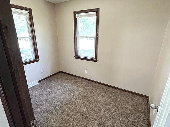 5th image of 2414 Thom St