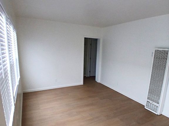 4th image of 837 W 95th St #843