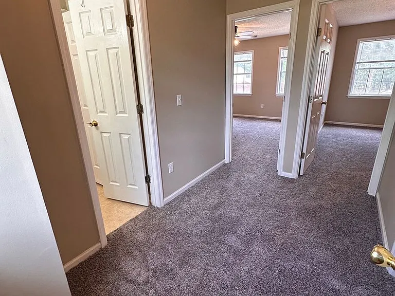 900 Country Club Rd — Photo 10